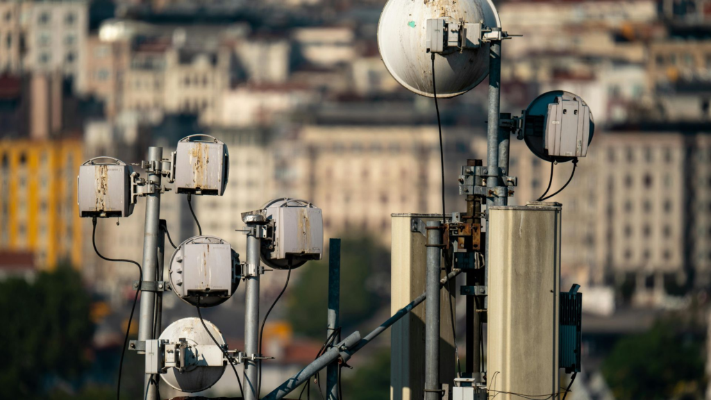 An image of an antenna array on top of a commercial building.